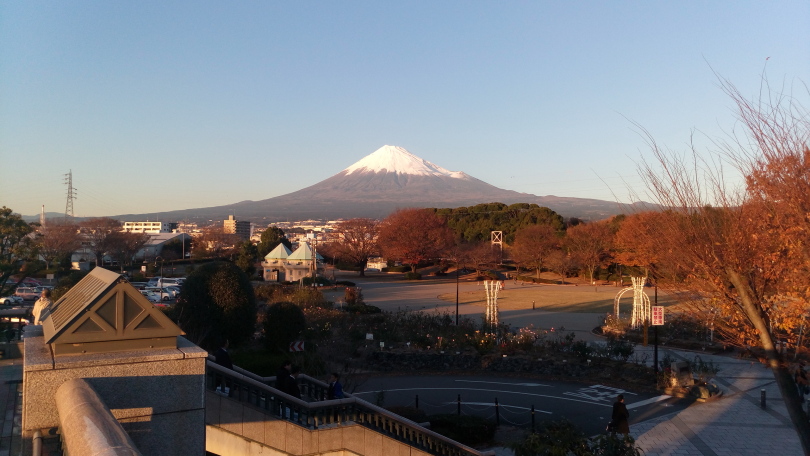 会場前から富士山を望む