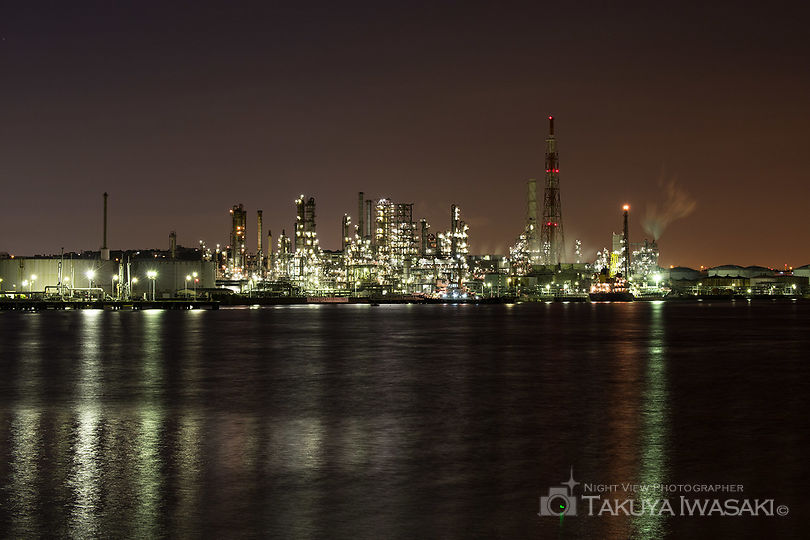 新磯子町 東京ガス 根岸LNG基地前の工場夜景夜景スポット写真（2）