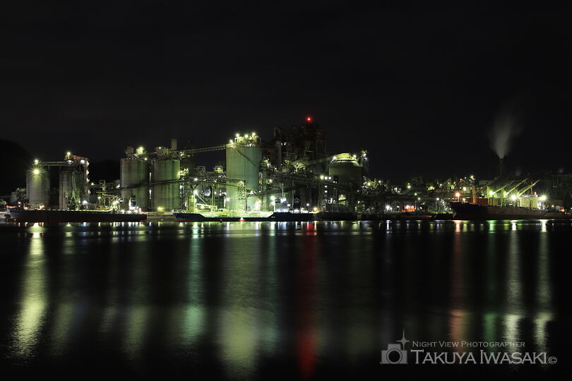 港町の工場夜景夜景スポット写真（2）