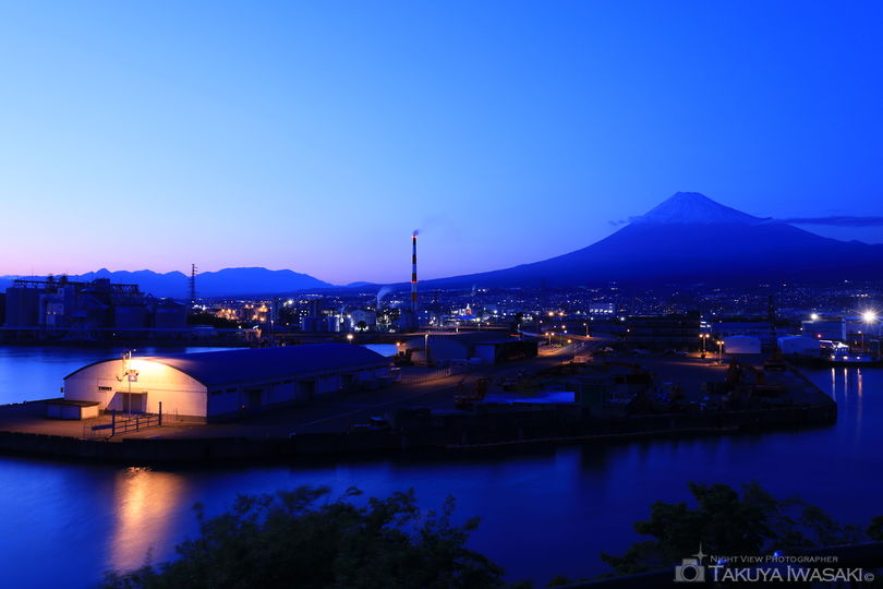 富士と港の見える公園の工場夜景夜景スポット写真（1）