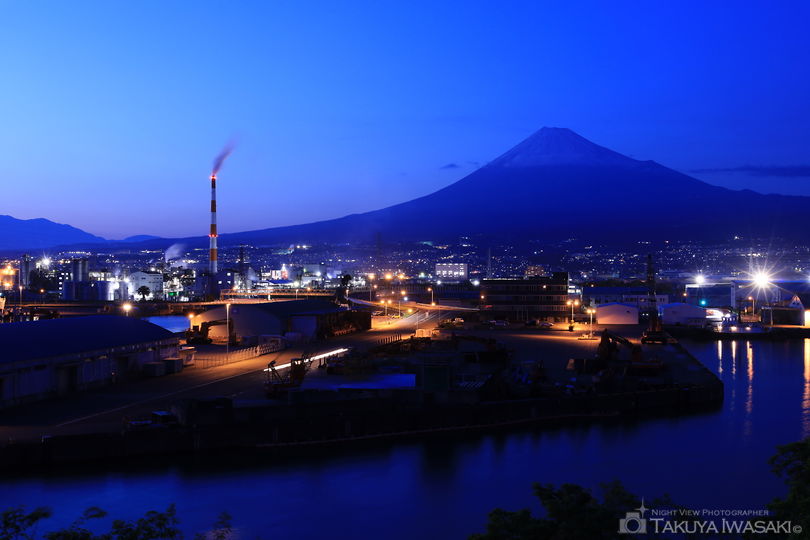 富士と港の見える公園の工場夜景夜景スポット写真（2）