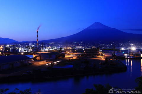 富士と港の見える公園の工場夜景夜景スポット写真（2）class=