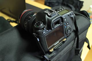 カバンにカメラを置く